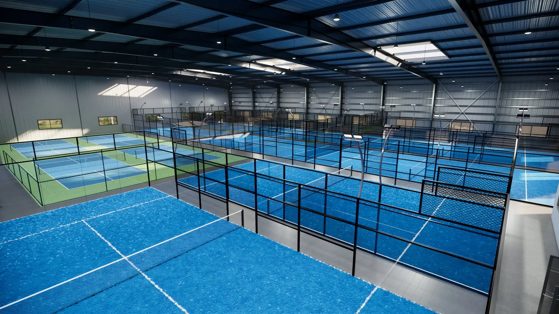 Große moderne Padel-Halle mit mehreren Courts und Glaswänden