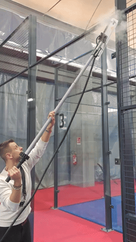 Reinigung einer Padel-Glaswand mit dem Tecnovap Teleskop-Steam-Mop